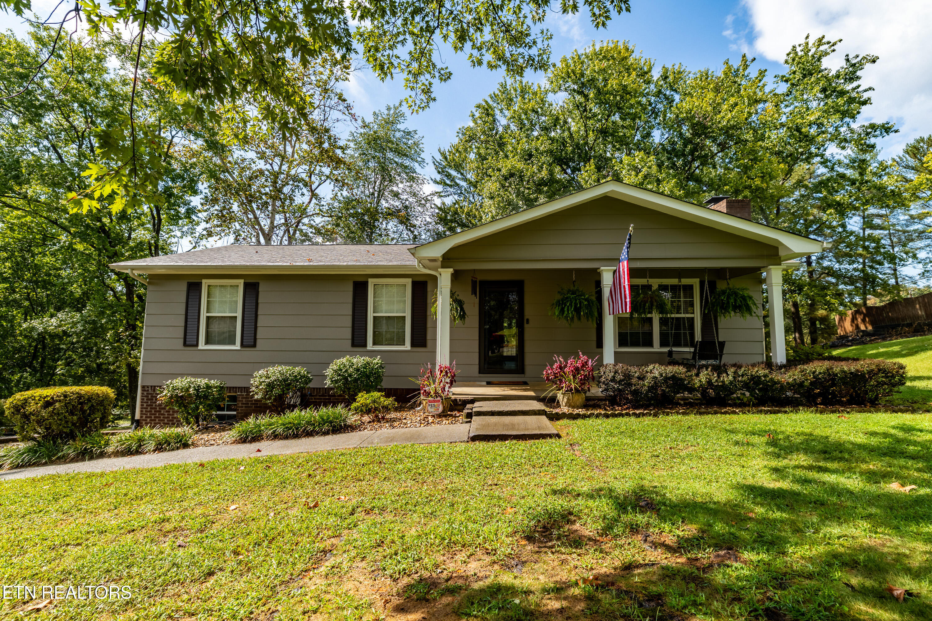 2003 Cheltenham Road Maryville, TN 37804 - Photo 1 of 37 .