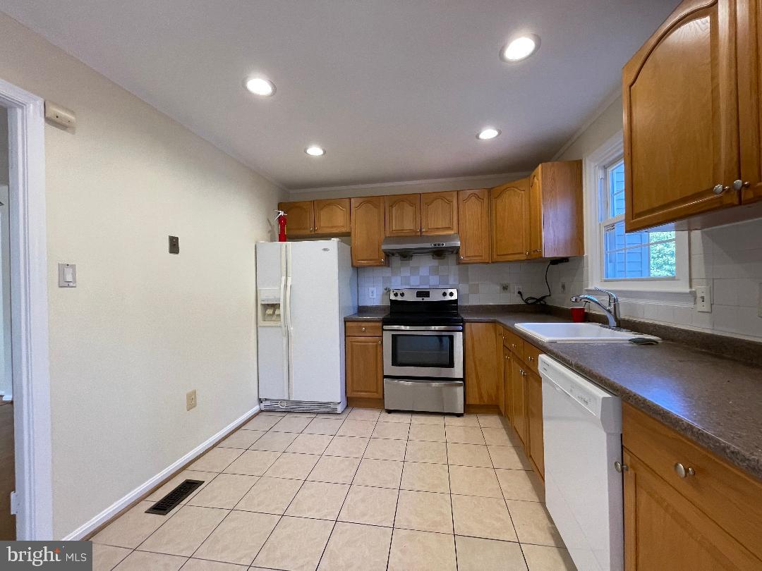10621 Patternbond Terrace Silver Spring, MD 20902 - Photo 8 of 26 Gallery Image 8