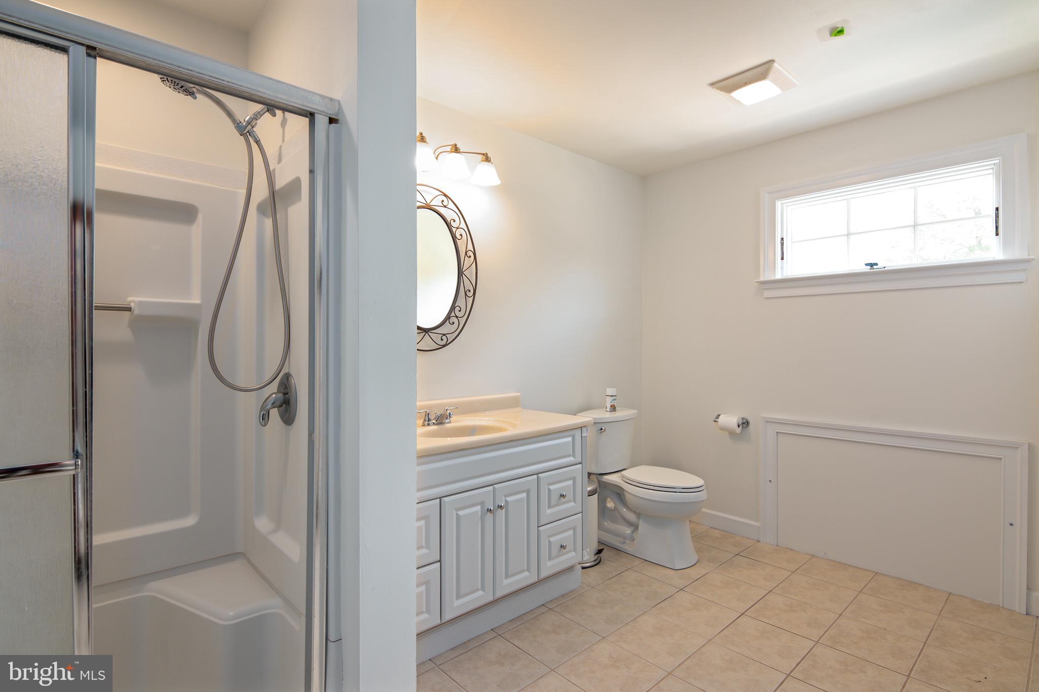 26561 North Point Road Easton, MD 21601 - Photo 57 of 60 Guest Suite full bath