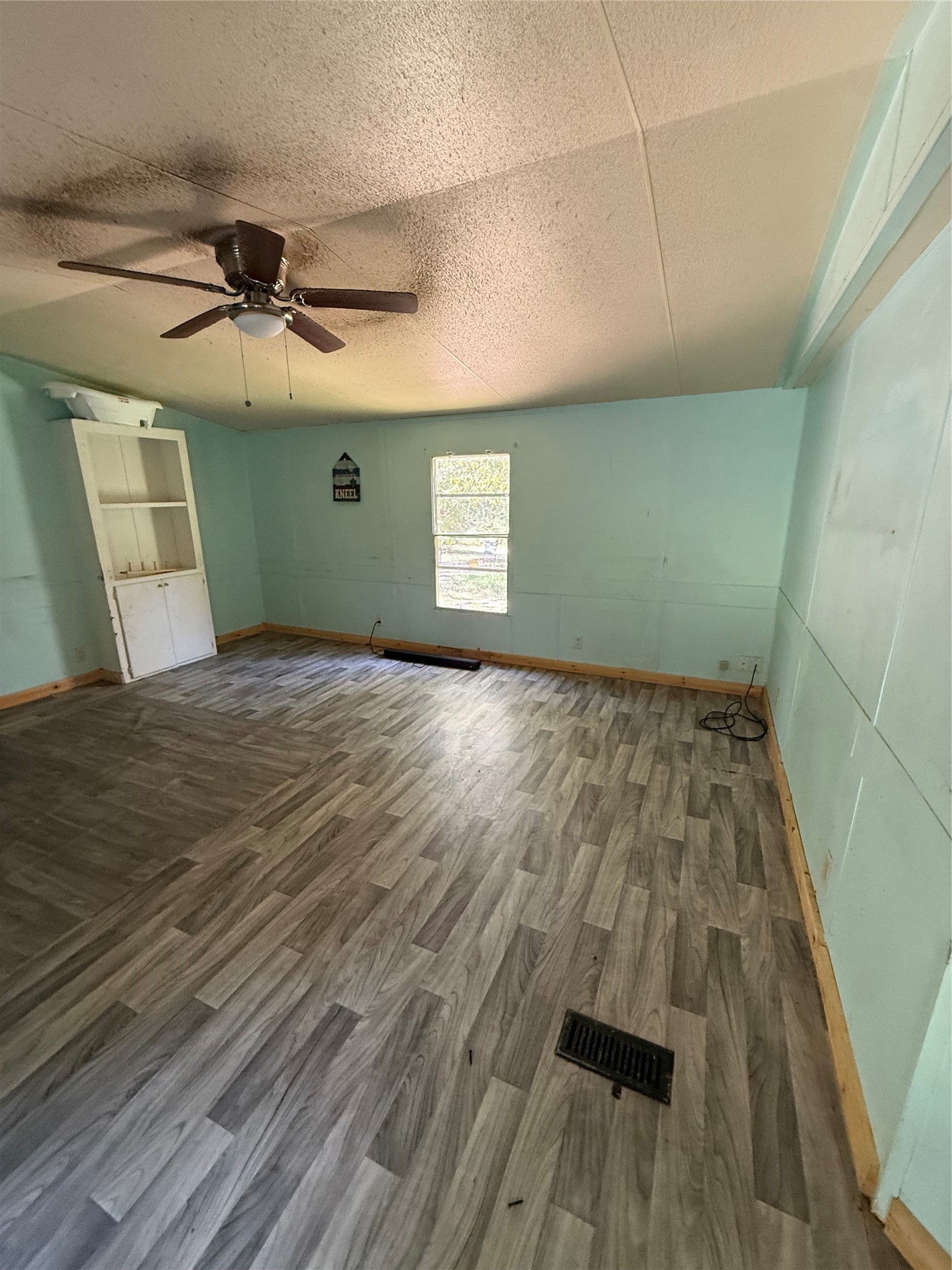 892 Hanks Street Trinity, TX 75862 - Photo 4 of 14 Livingroom