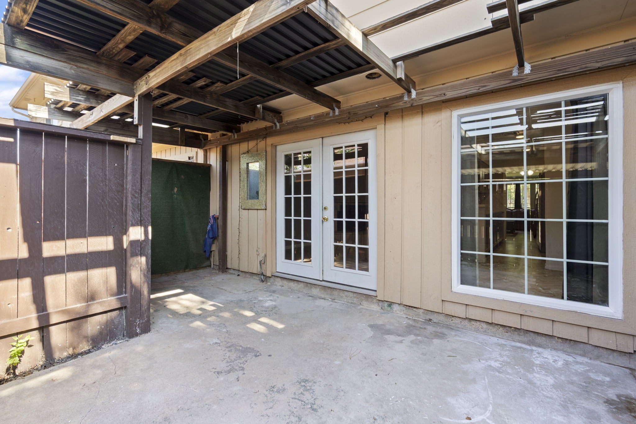 5801 Lumberdale Road, Unit 127 Houston, TX 77092 - Photo 23 of 26 a view of an empty room with a window