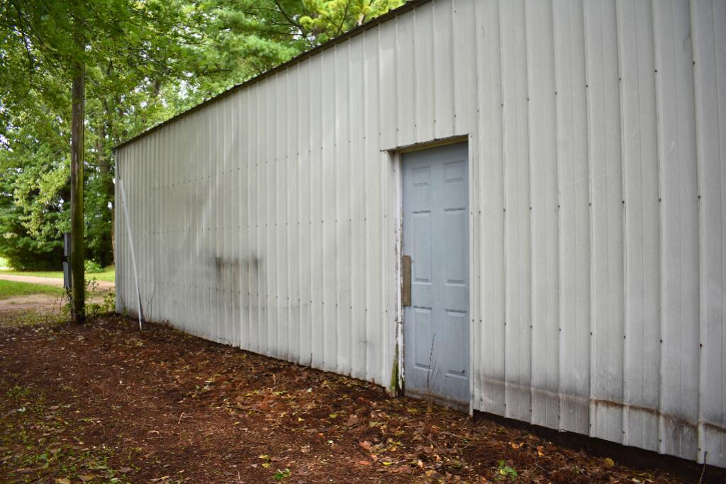 W7017 Redwood Road Chester, WI 53922 - Photo 35 of 58 1garage.5