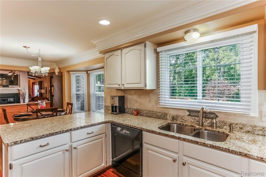 452 Lake Forest Road Rochester, MI 48309 - Photo 21 of 54 021-Kitchen-3078368-medium.jpg