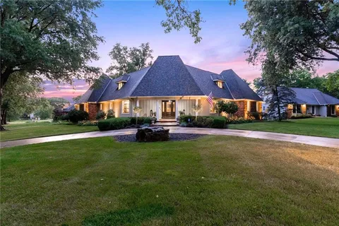 $989,000 | 12854 Pembroke Circle, Leawood, KS 66209