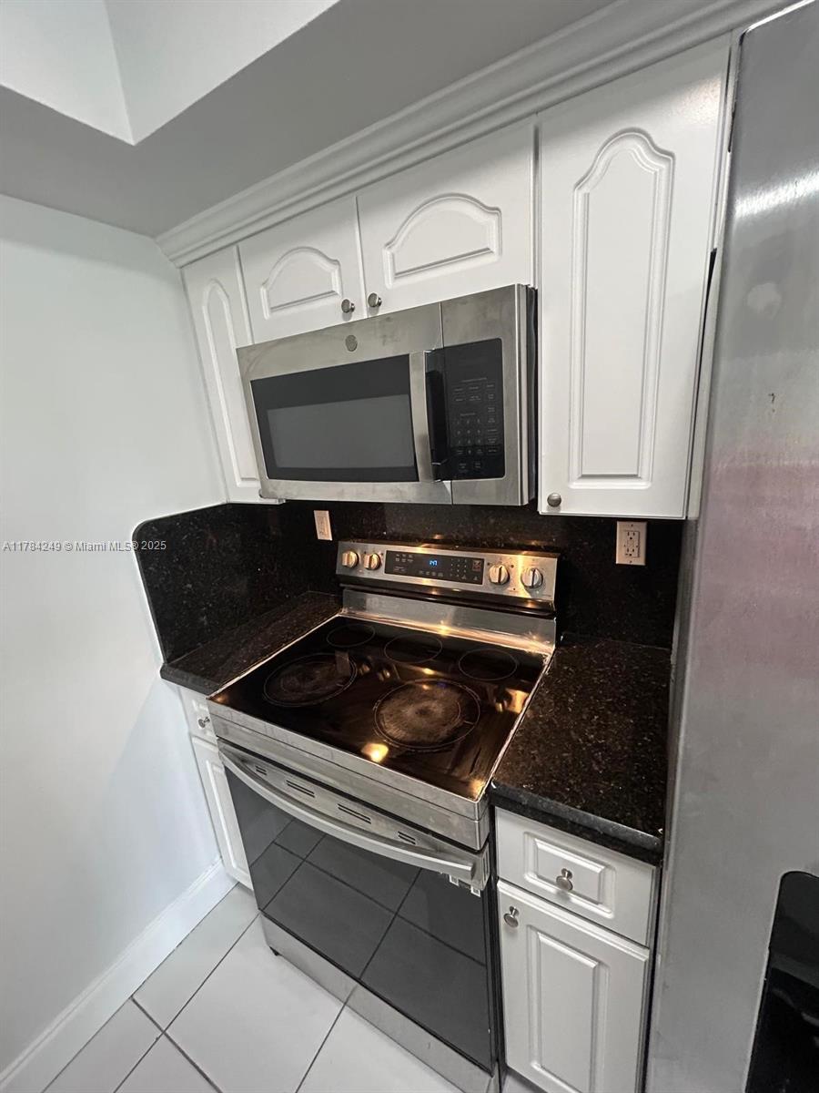 15201 Southwest 80th Street, Unit 302 Miami, FL 33193 - Photo 18 of 30 a close view of stove top oven