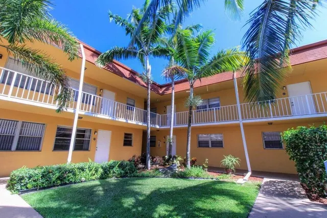 $1,800 | 240 Croton Avenue, Unit 204, Lantana, FL 33462