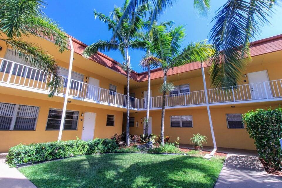 240 Croton Avenue, Unit 204 Lantana, FL 33462 - Photo 2 of 10 well kept grounds