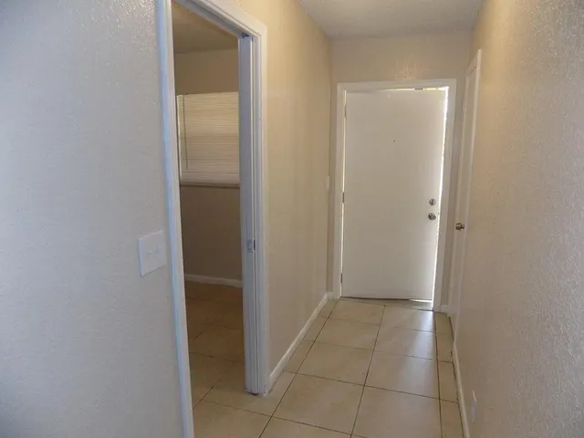 $1,800 | 240 Croton Avenue, Unit 204, Lantana, FL 33462