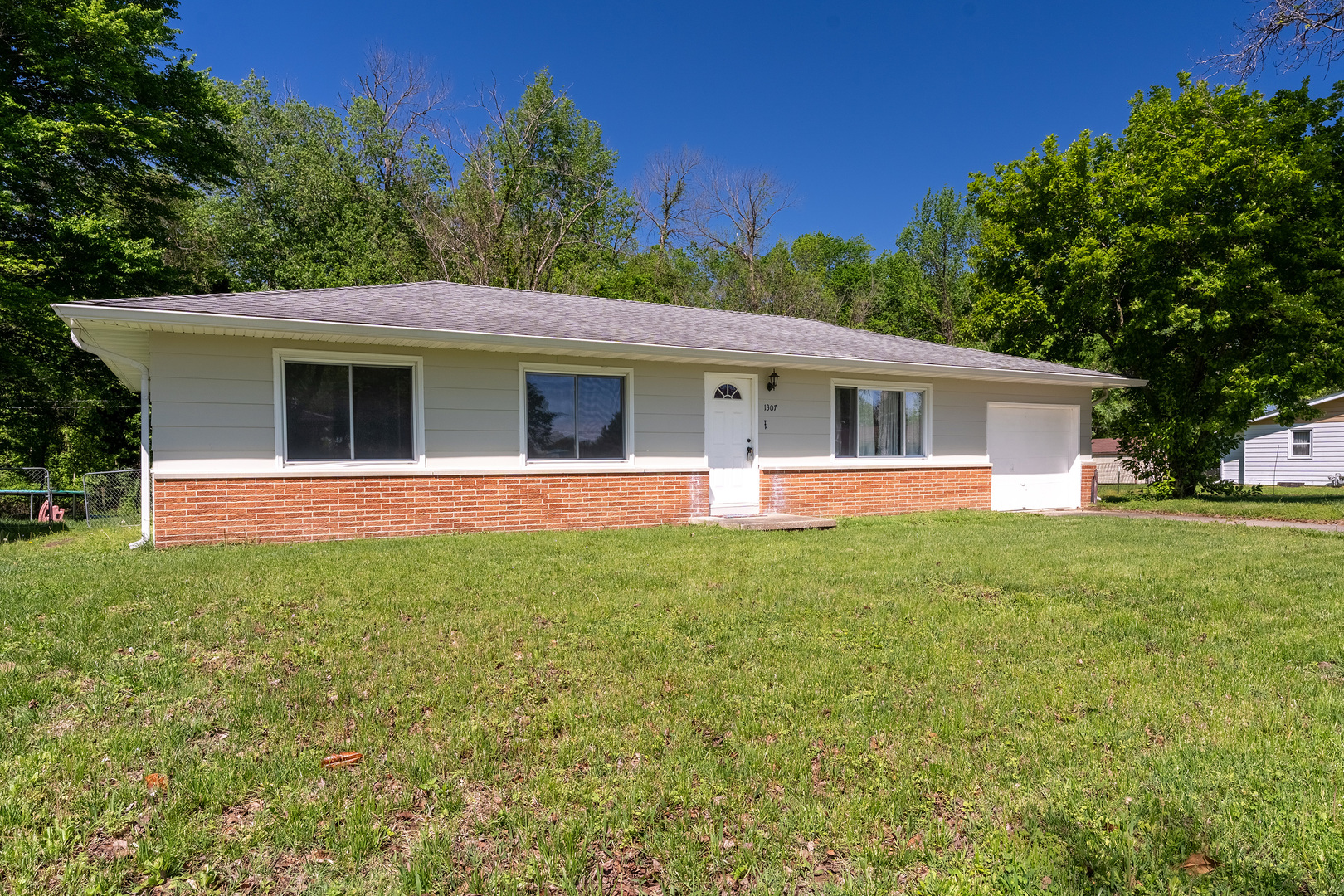 1307 North 16th Street Murphysboro, IL 62966 - Photo 2 of 27 a front view of house with yard and green space