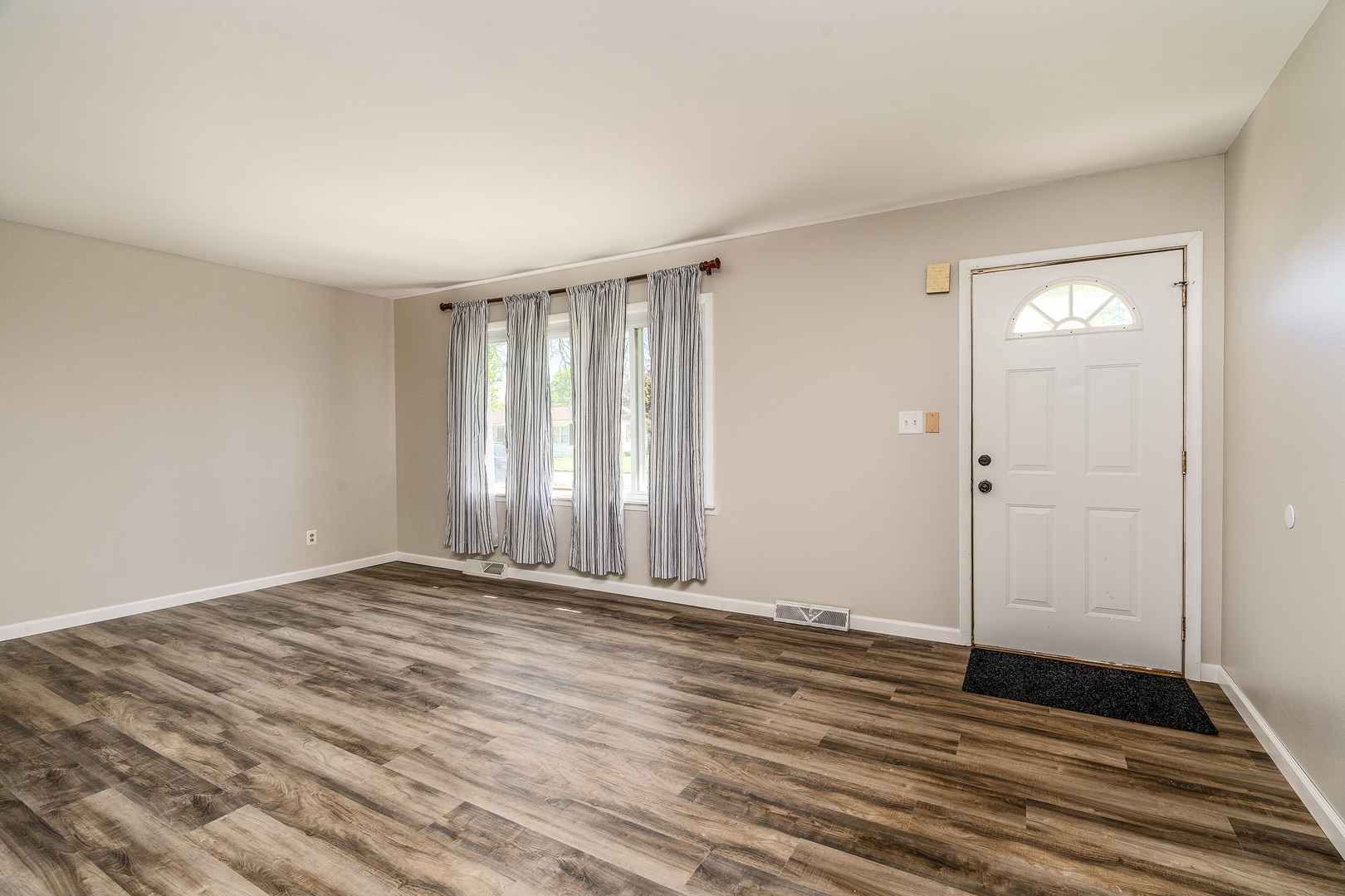 1307 North 16th Street Murphysboro, IL 62966 - Photo 4 of 27 a view of an empty room with wooden floor and a window