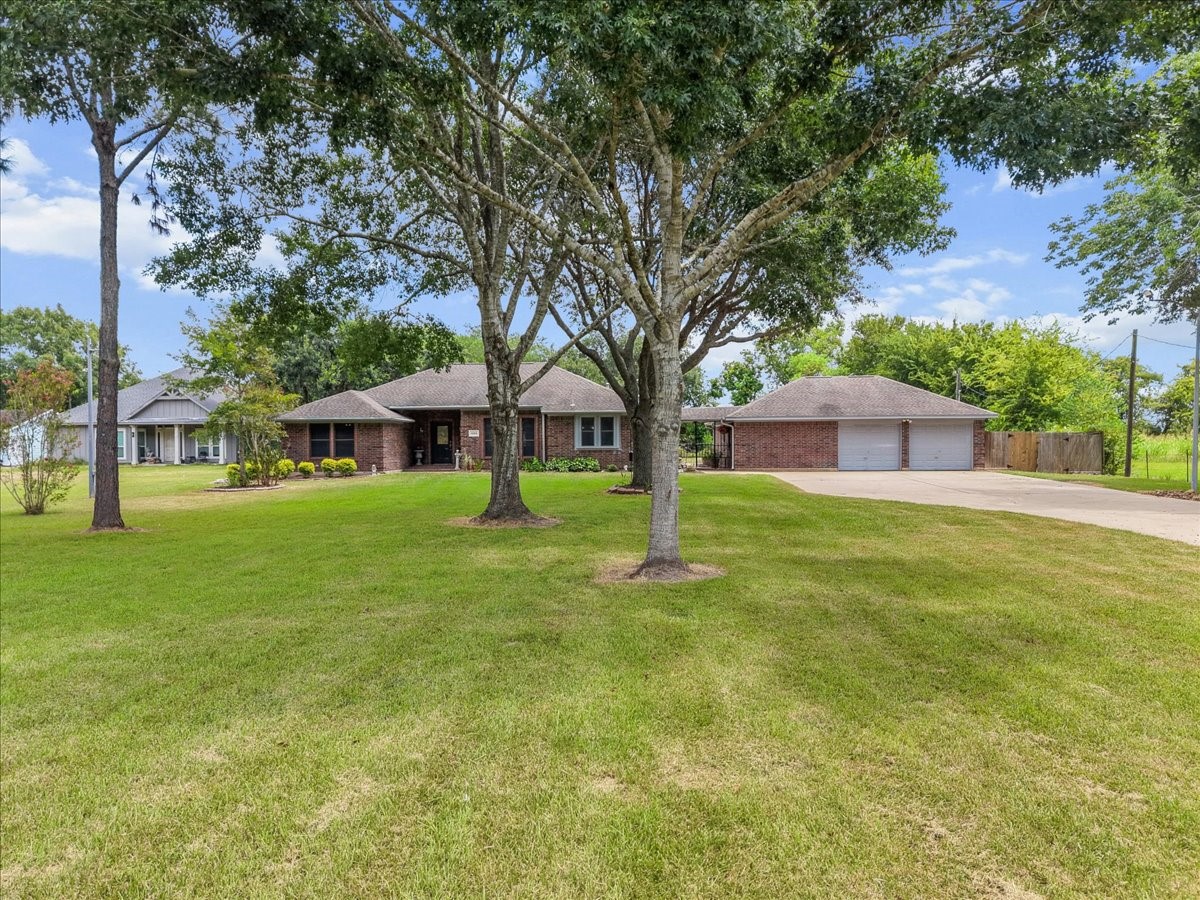 5255 Beaver Road Santa Fe, TX 77517 - Photo 4 of 46 Large yard - Grass is in great shape!