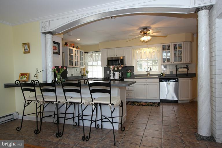 27864 Haley Road Easton, MD 21601 - Photo 25 of 29 Kitchen breakfast bar