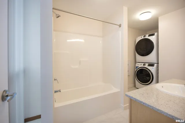 $1,100 | 509 9th Street, Unit 304, De Witt, IA 52742