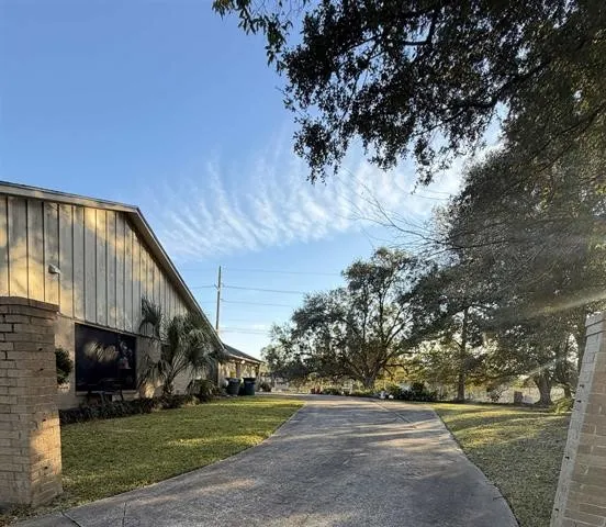 a view of a house with backyard and garden