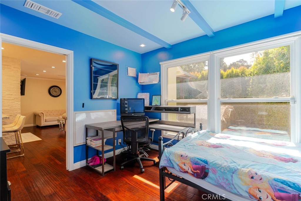 660 Woodbury Road Glendale, CA 91206 - Photo 20 of 45 a bed room with a bed and a table