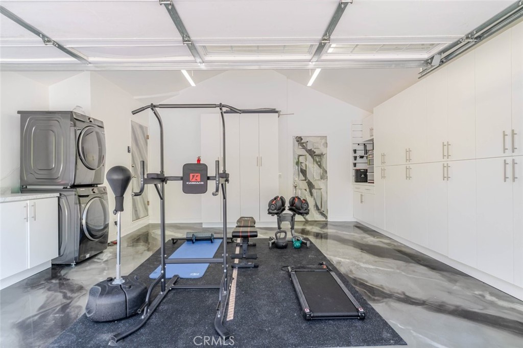 660 Woodbury Road Glendale, CA 91206 - Photo 35 of 45 a room with gym equipment and mirror
