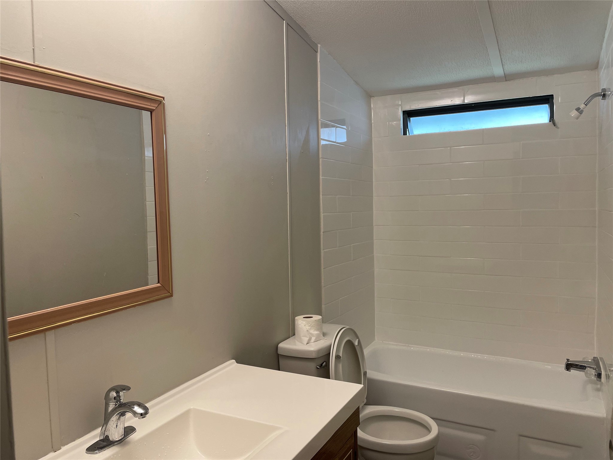 228 Hambrick Road Houston, TX 77060 - Photo 18 of 19 2nd Bathroom