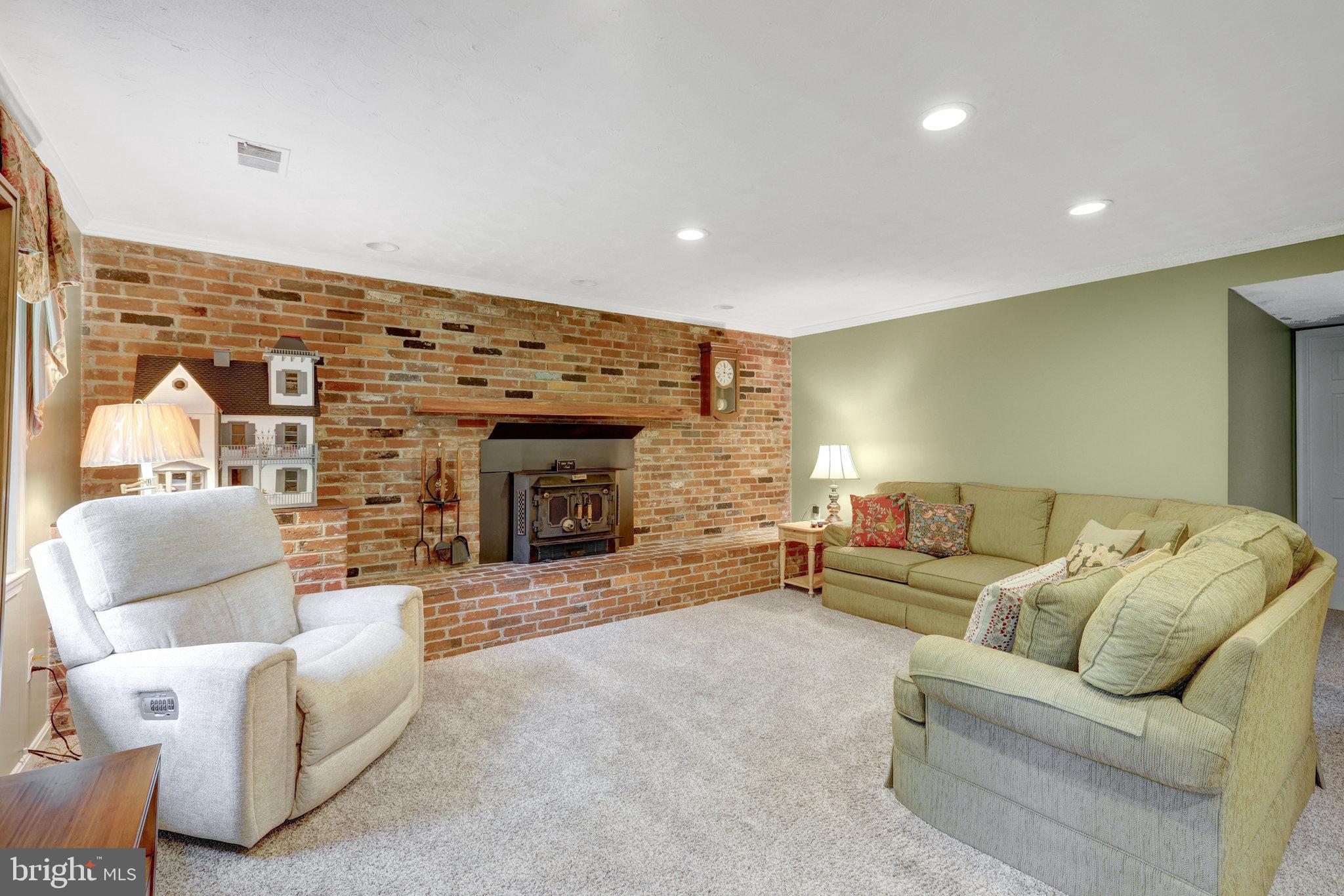 2042 Carrhill Road Vienna, VA 22181 - Photo 29 of 80