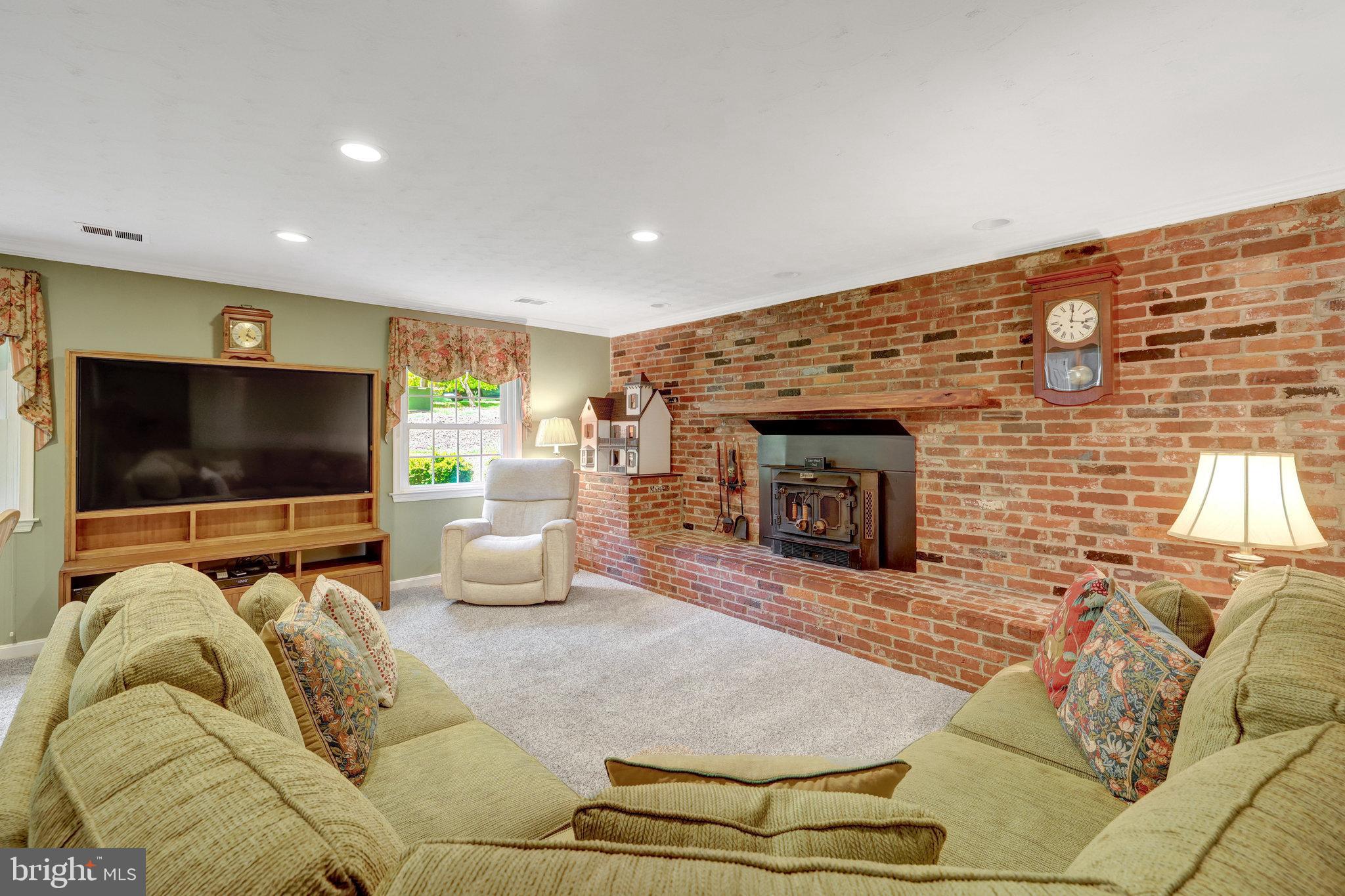 2042 Carrhill Road Vienna, VA 22181 - Photo 30 of 80 a living room with furniture and a flat screen tv