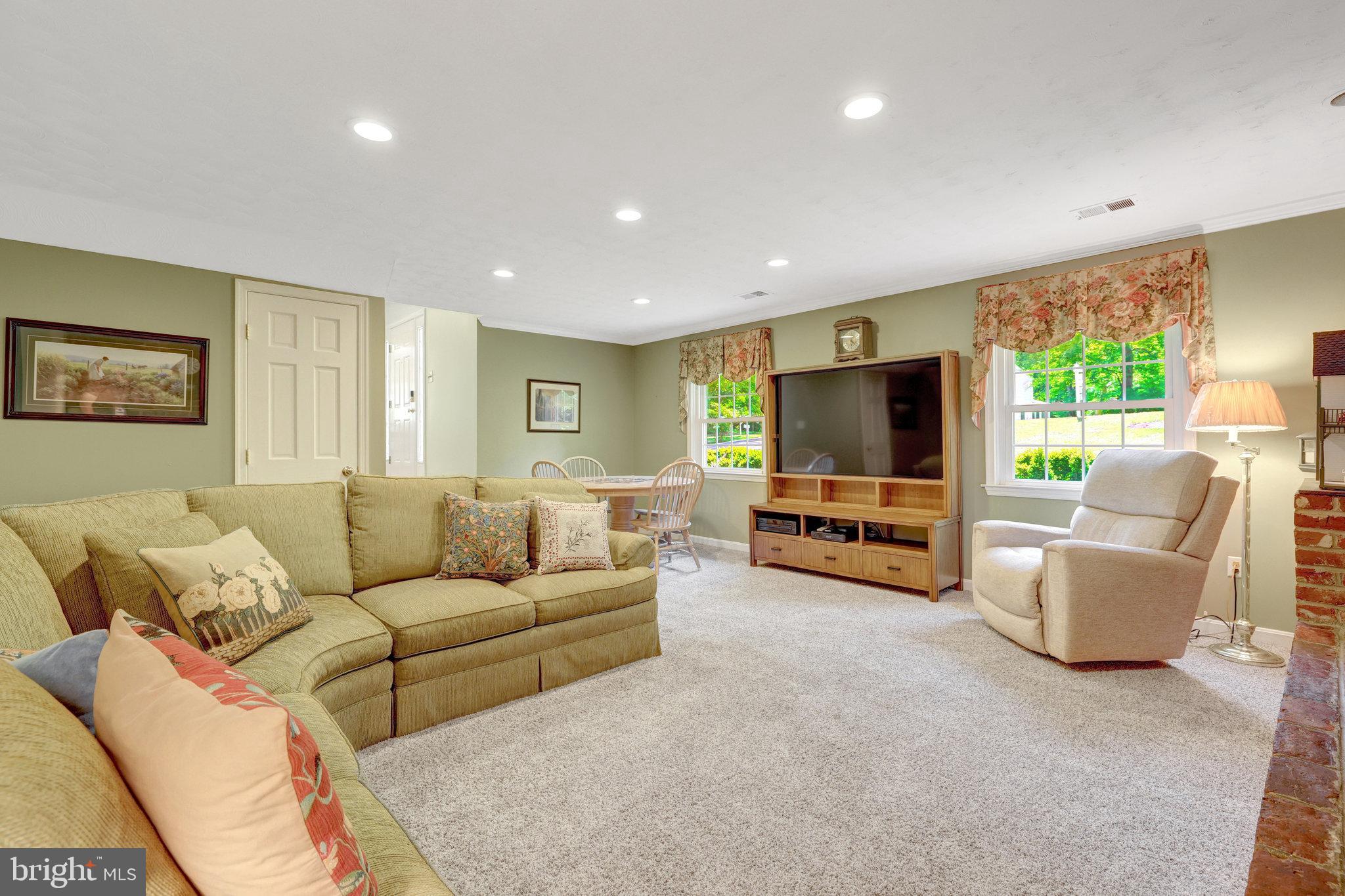 2042 Carrhill Road Vienna, VA 22181 - Photo 32 of 80