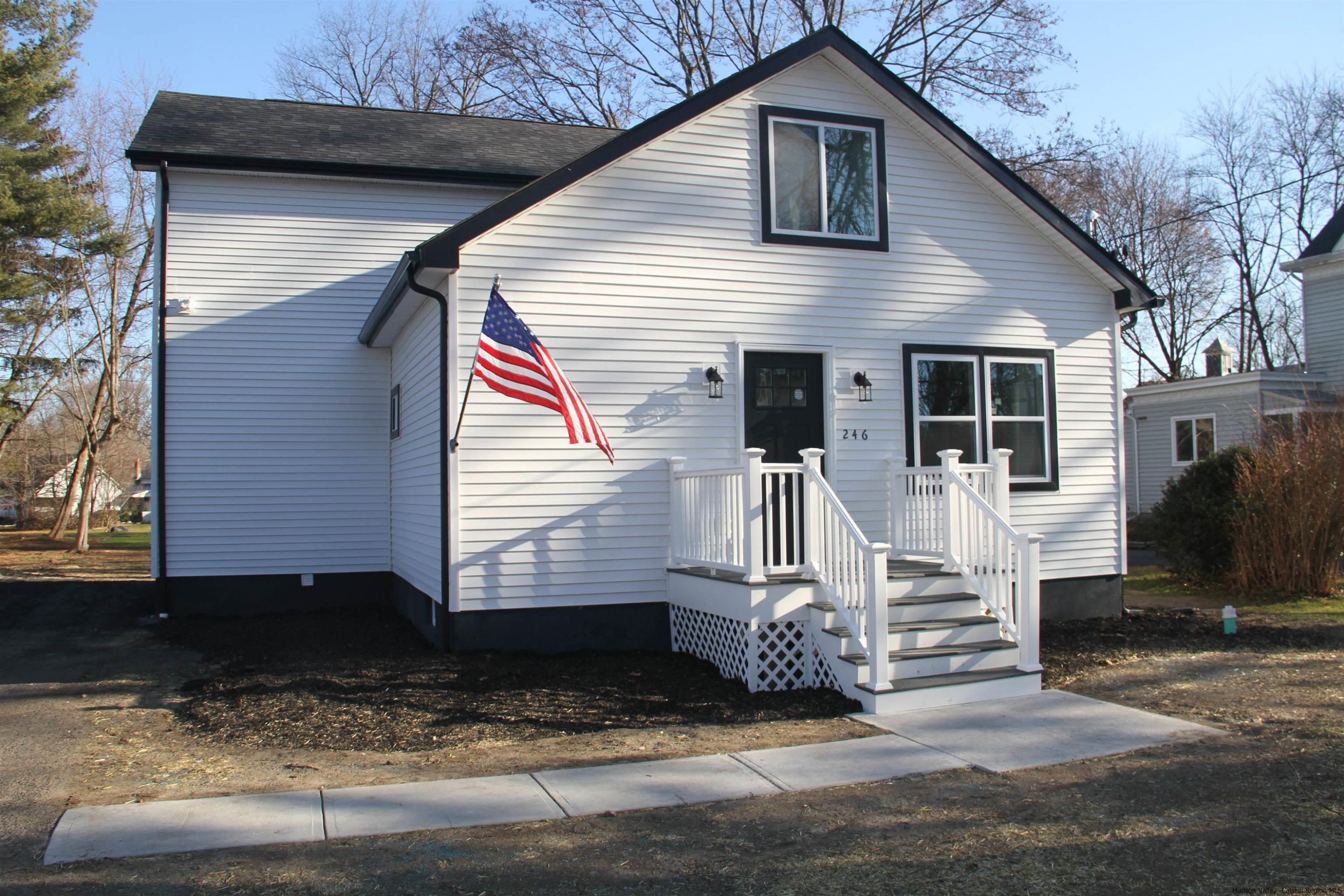 a view of a house with a yard