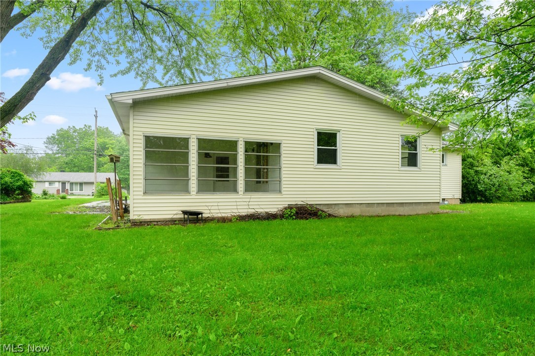 962 Keefer Road Girard, OH 44420 - Photo 28 of 31 Rear view of house with a yard