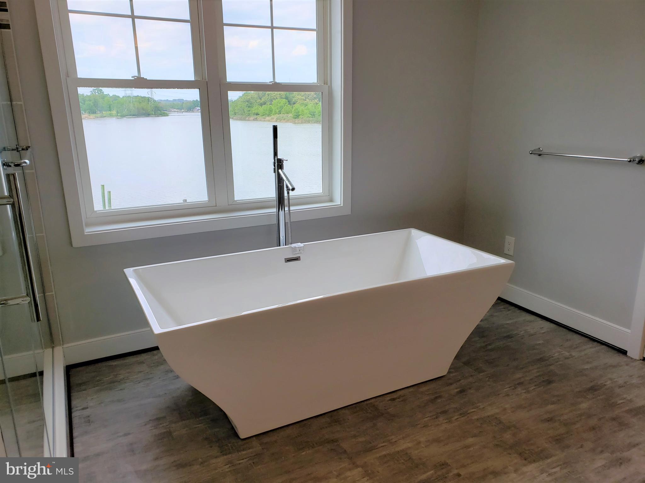 8204 Northview Road Baltimore, MD 21222 - Photo 27 of 43 Relax! Even great views from Tub.