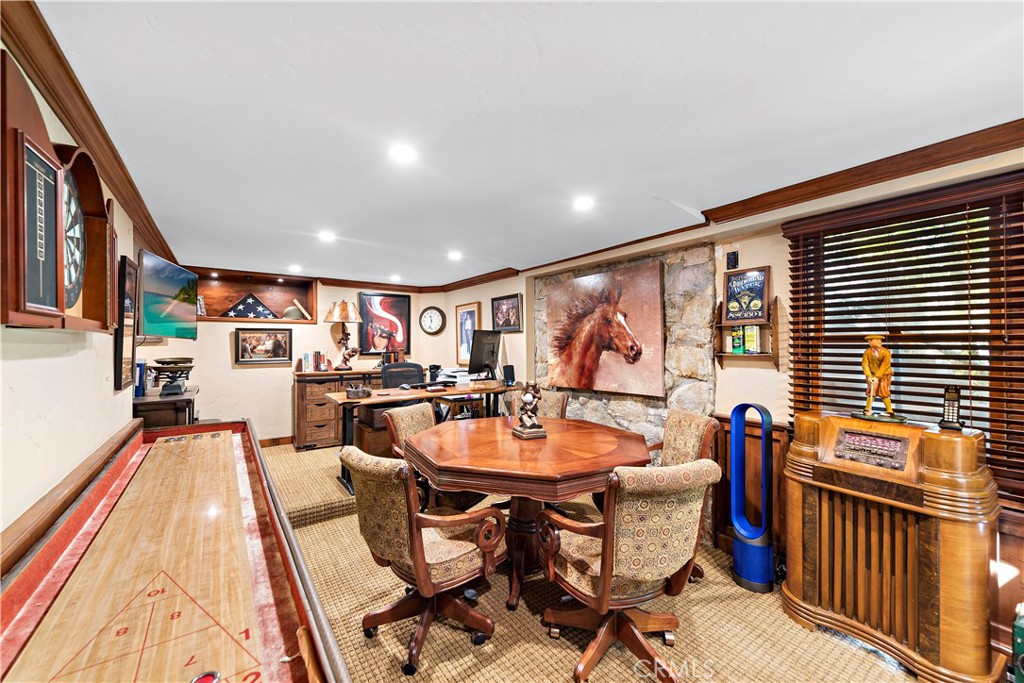 400 Cottage Grove Road Lake Arrowhead, CA 92352 - Photo 36 of 70 a dining room with lots of tables and chairs
