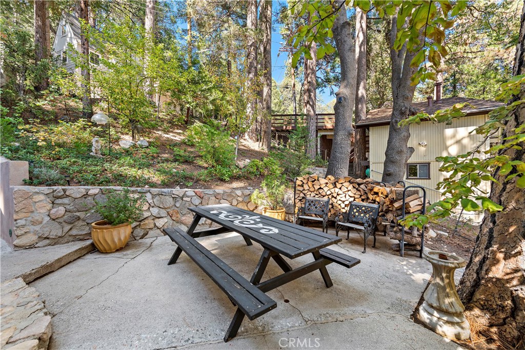 400 Cottage Grove Road Lake Arrowhead, CA 92352 - Photo 49 of 70 a backyard of a house with table and chairs
