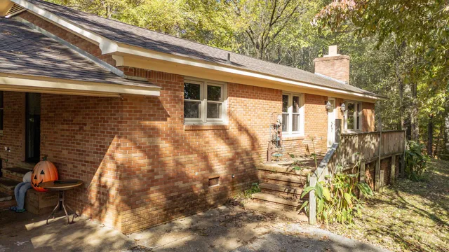 a view of a house with backyard and a tree
