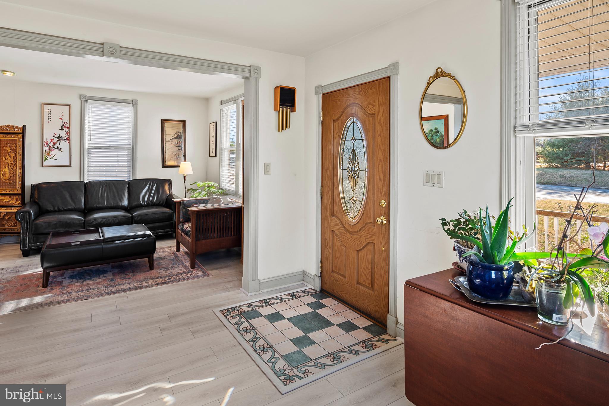 6508 North Point Road Baltimore, MD 21219 - Photo 6 of 34 Entryway (alt view)