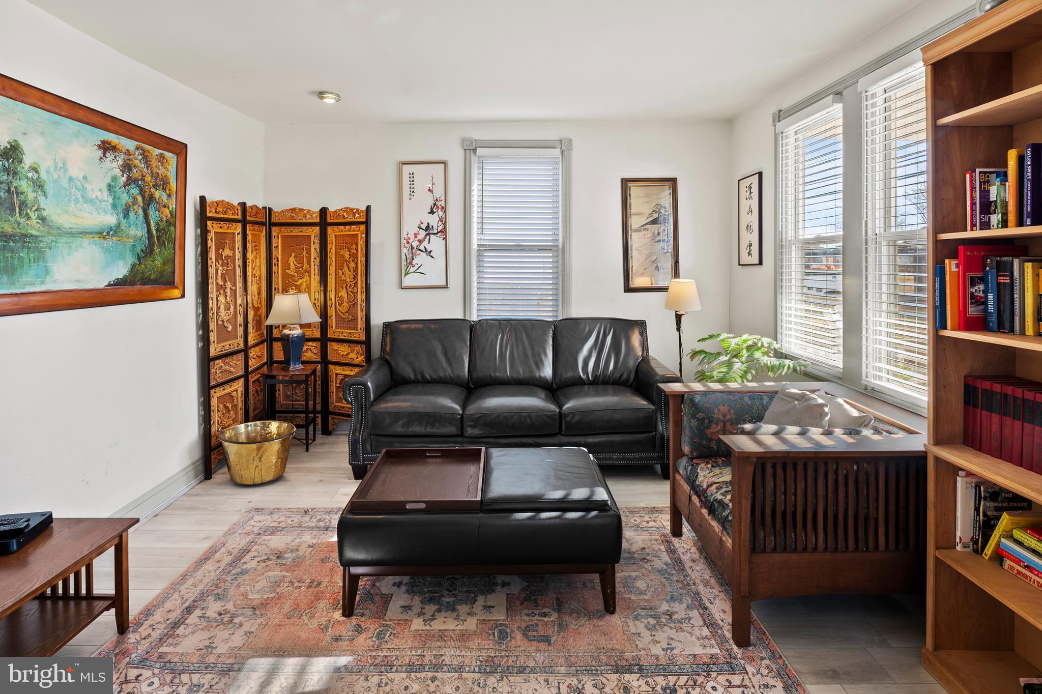 6508 North Point Road Baltimore, MD 21219 - Photo 7 of 34 Living Room