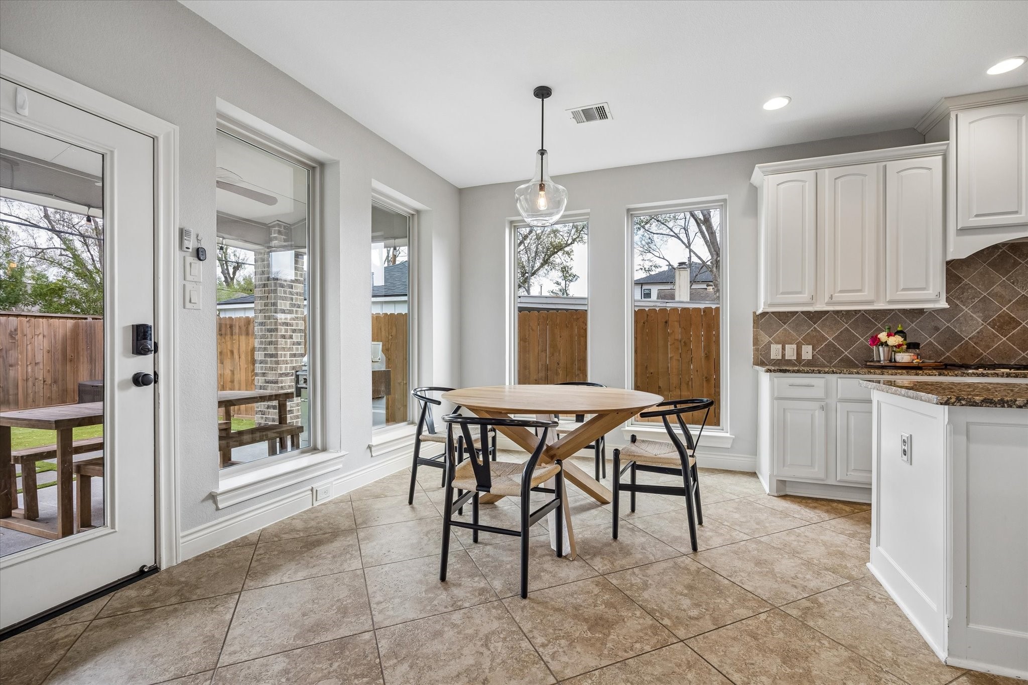 1616 Hewitt Drive Houston, TX 77018 - Photo 11 of 44 Sunny breakfast nook surrounded by large windows overlooks the backyard and patio, creating a bright everyday dining space just off the kitchen.