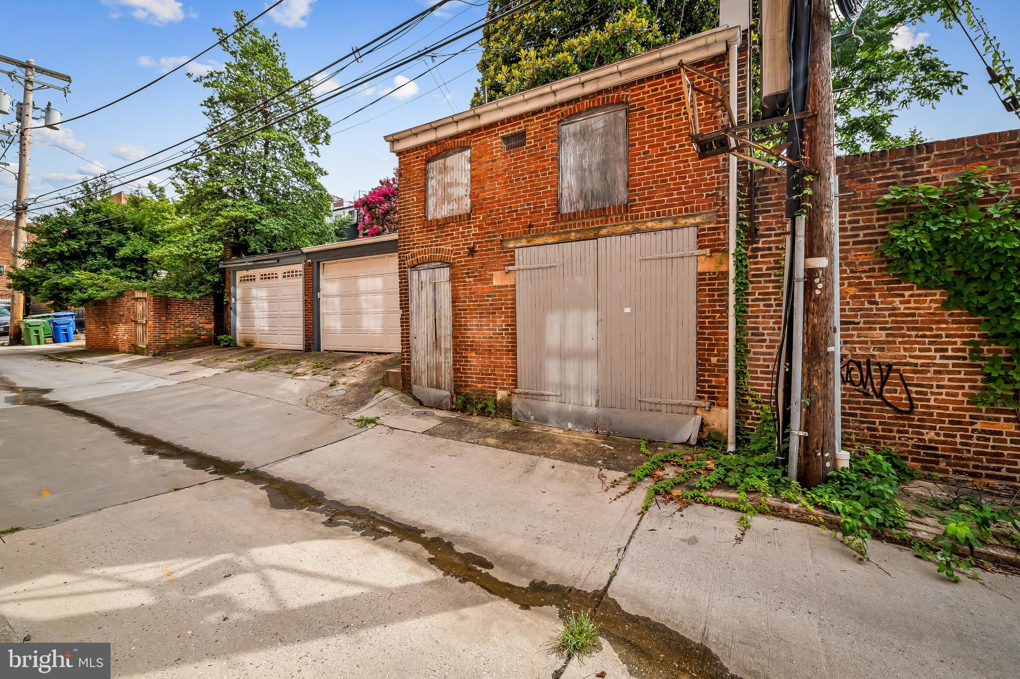 1431 Park Avenue Baltimore, MD 21217 - Photo 2 of 55 a backyard of a house with plants and trees