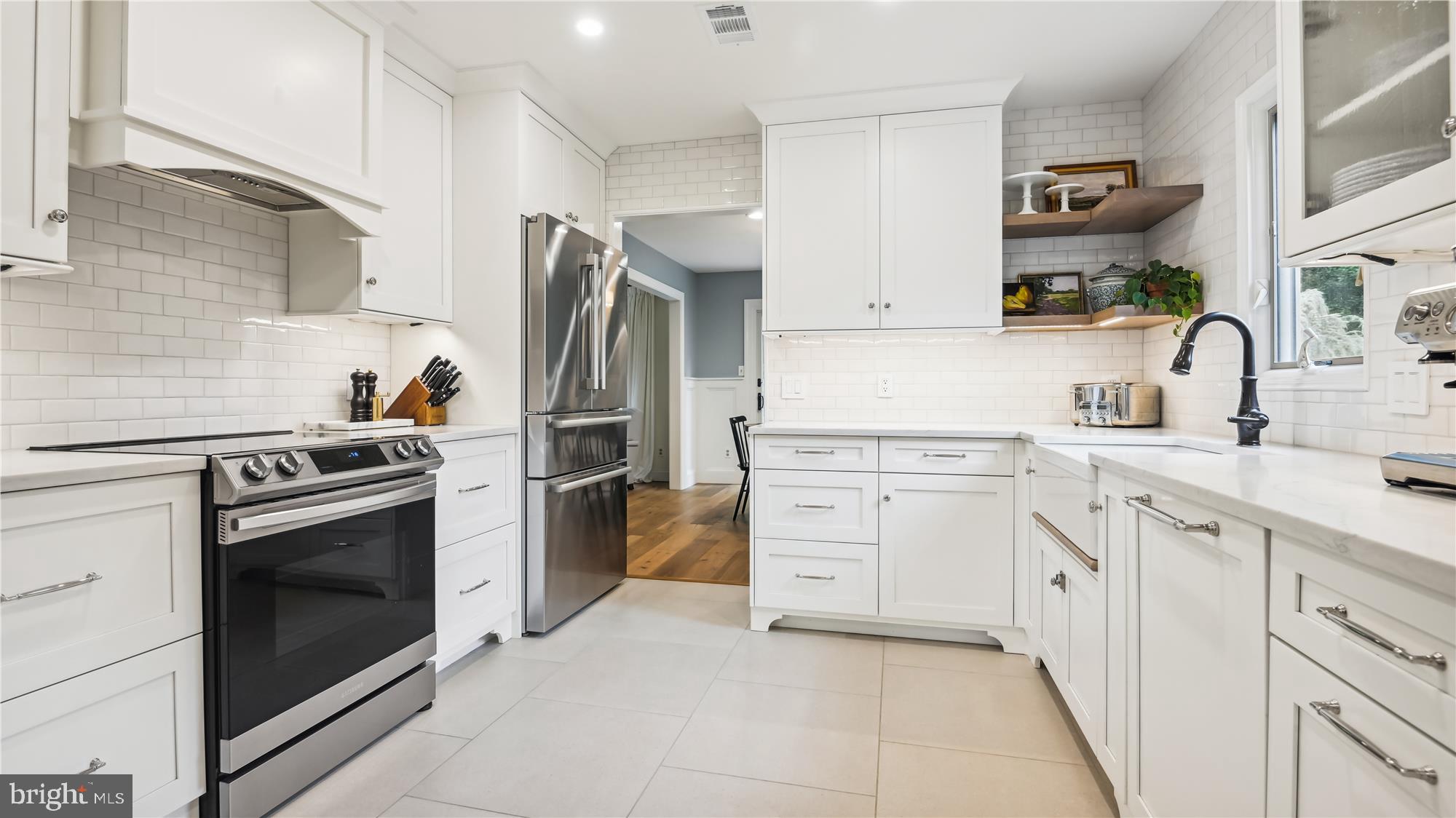 11803 Grey Birch Place Reston, VA 20191 - Photo 5 of 44 Custom white-oak floating shelves & range hood