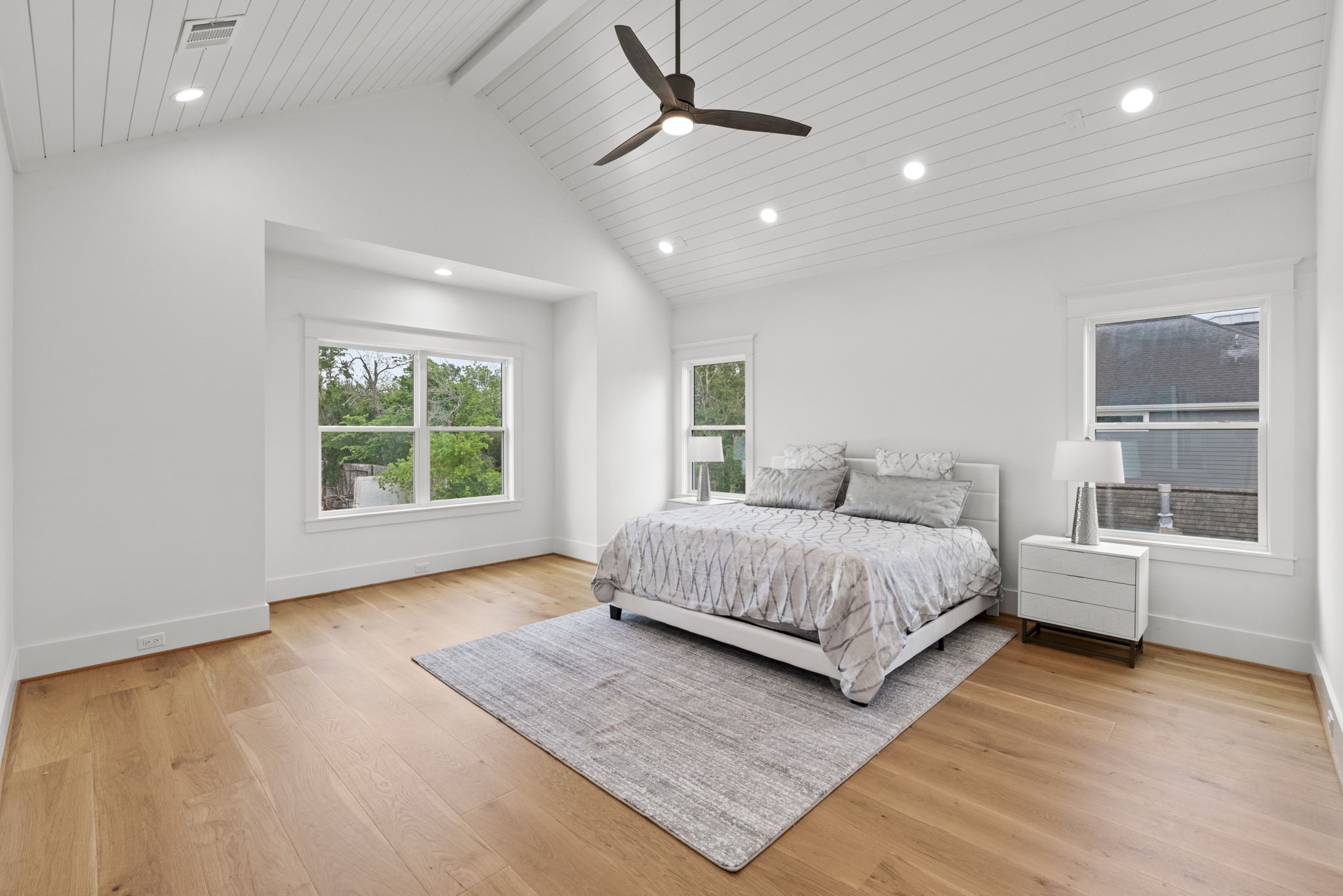 1315 Waverly Street Houston, TX 77008 - Photo 20 of 40 a spacious bedroom with a bed and a window