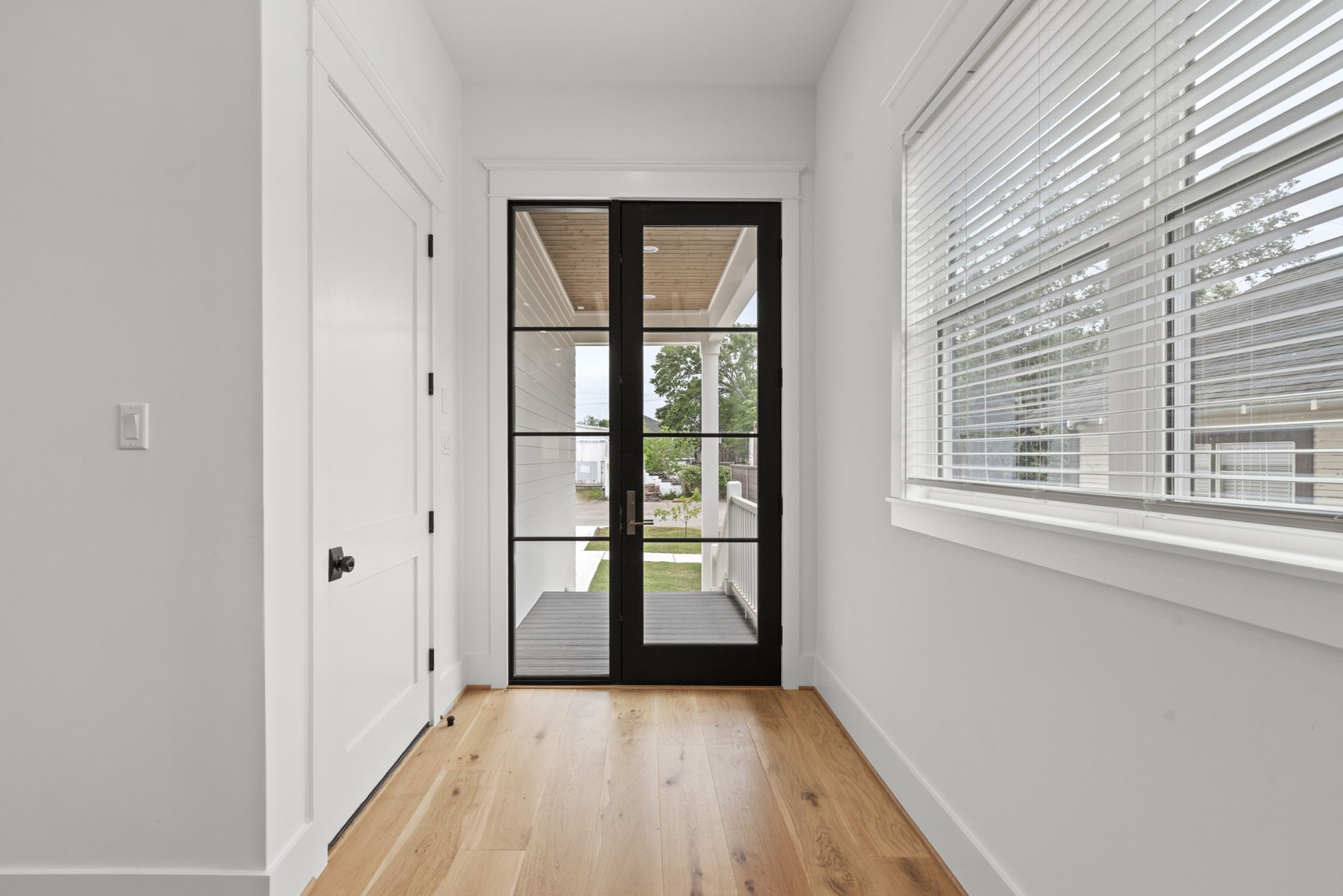 1315 Waverly Street Houston, TX 77008 - Photo 3 of 40 a view of an empty room with a window