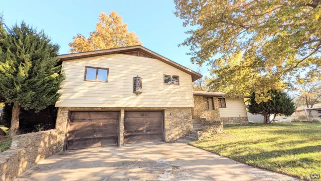 $187,900 | 619 Elmwood Lane, Burlington, KS 66839