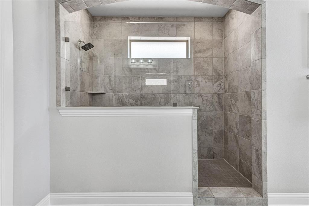 3613 Gloucester Road Richardson, TX 75082 - Photo 17 of 34 Large & Luxurious primary bathroom