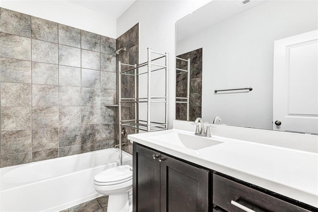 3613 Gloucester Road Richardson, TX 75082 - Photo 24 of 34 Guest bathroom