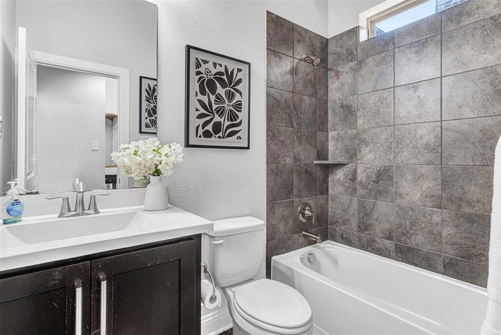 3613 Gloucester Road Richardson, TX 75082 - Photo 25 of 34 Guest bathroom