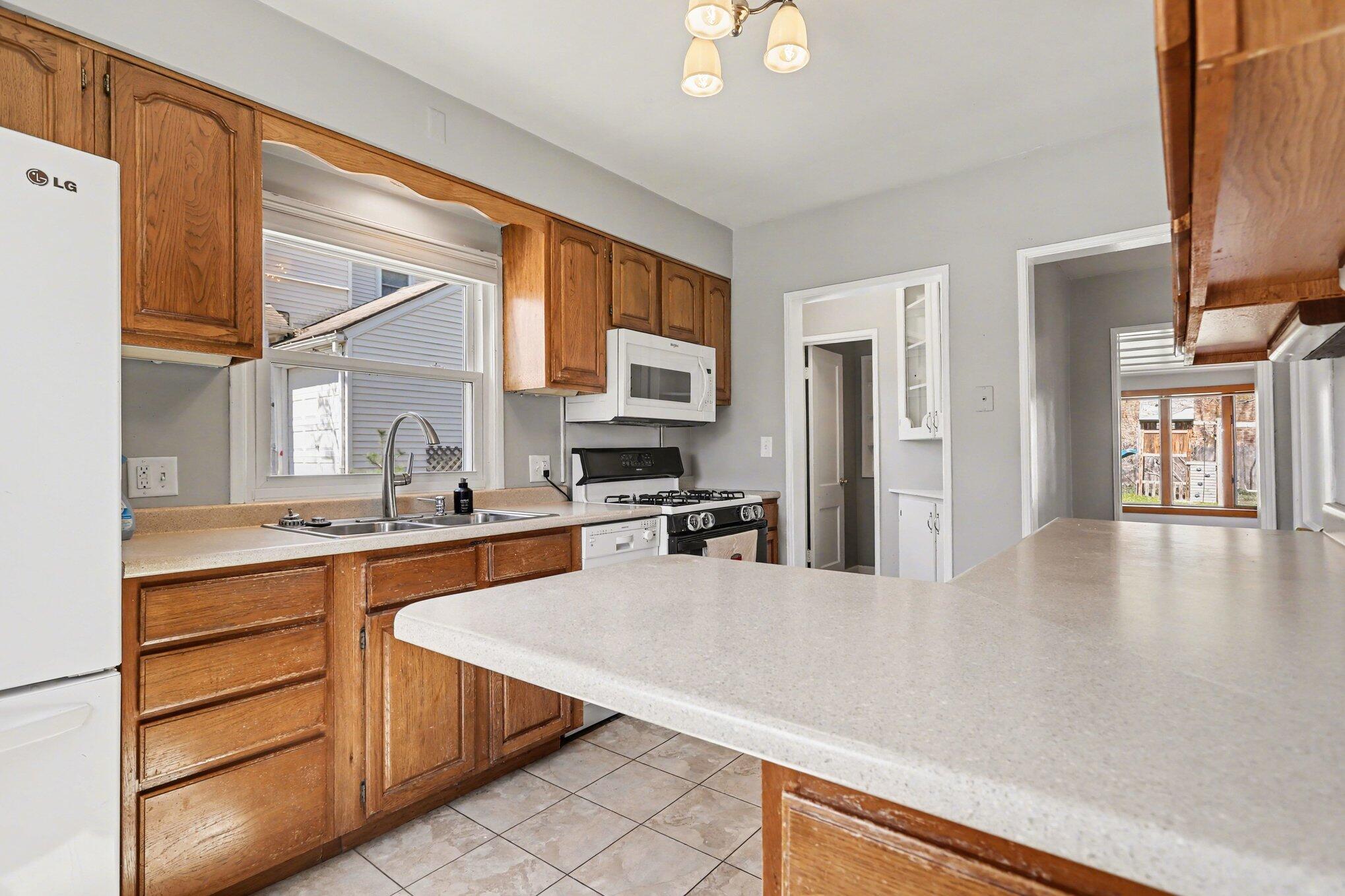 704 Whites Road Kalamazoo, MI 49008 - Photo 8 of 31 Lovely Kitchen
