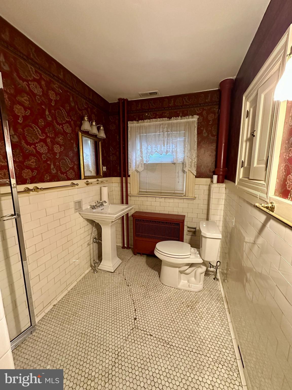 112 Elmhurst Road Baltimore, MD 21210 - Photo 16 of 29 a bathroom with a toilet a sink and a bathtub