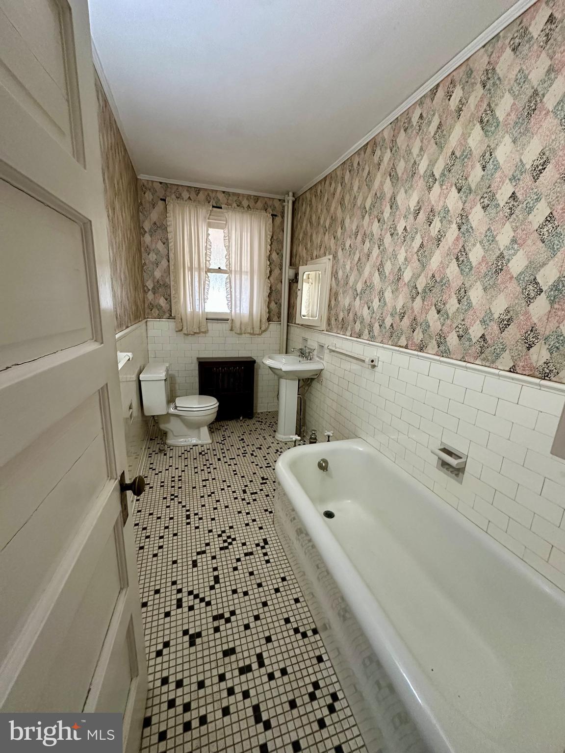 112 Elmhurst Road Baltimore, MD 21210 - Photo 17 of 29 a bathroom with a bathtub sink and toilet