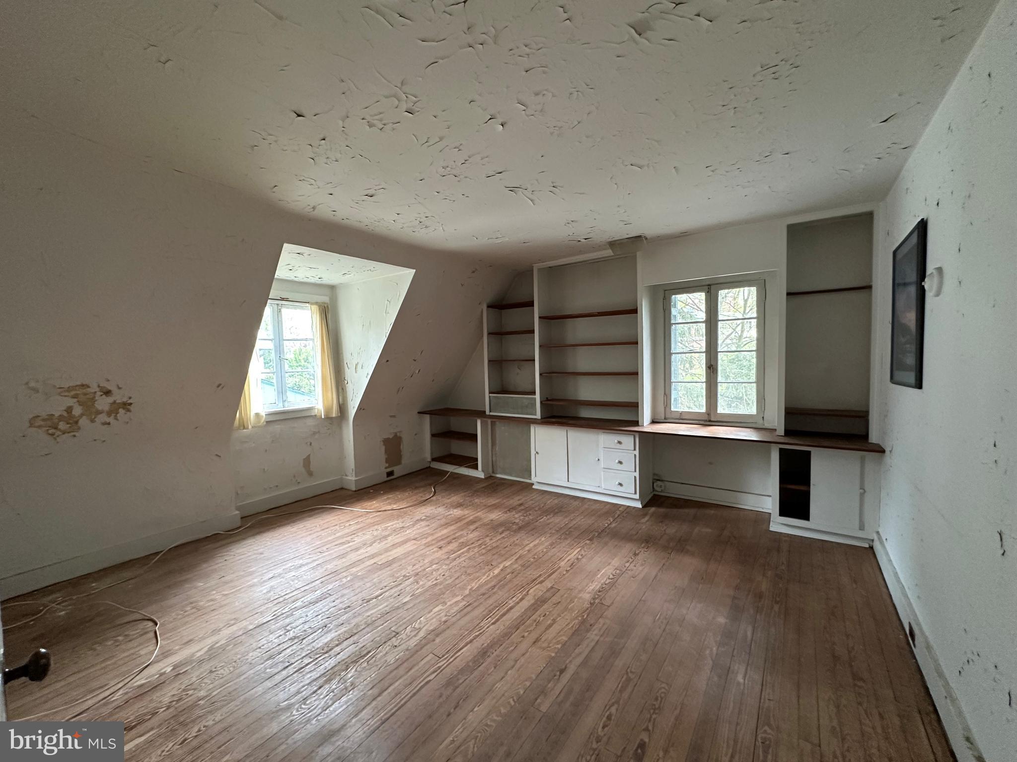112 Elmhurst Road Baltimore, MD 21210 - Photo 22 of 29 an empty room with windows