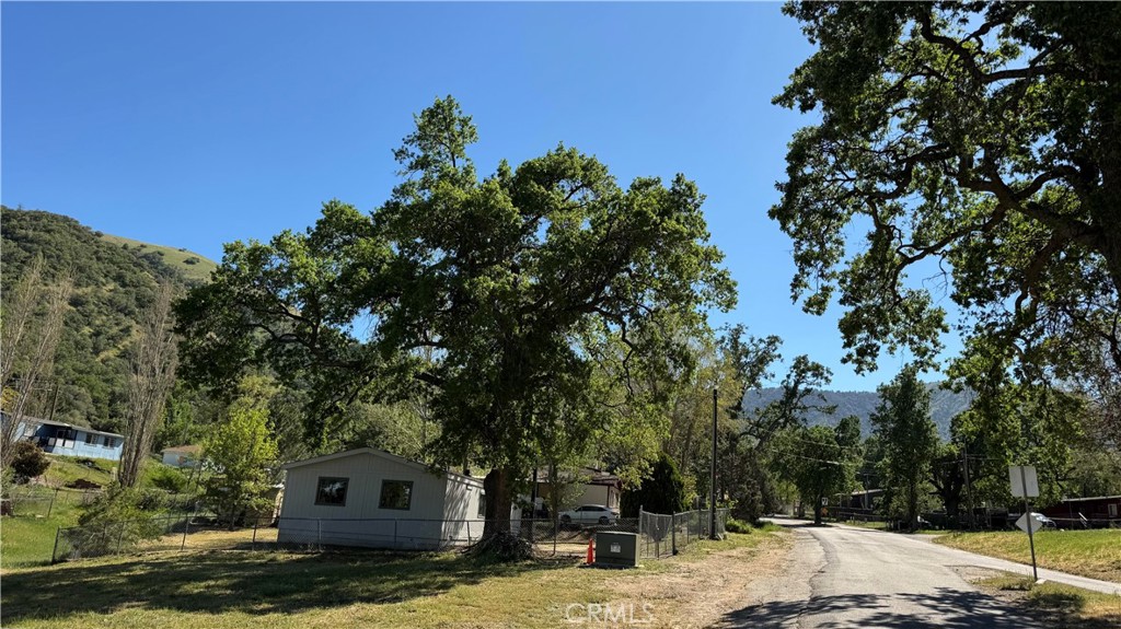 2720 Lebec Oaks Road Lebec, CA 93243 - Photo 21 of 24 a view of a backyard of the house