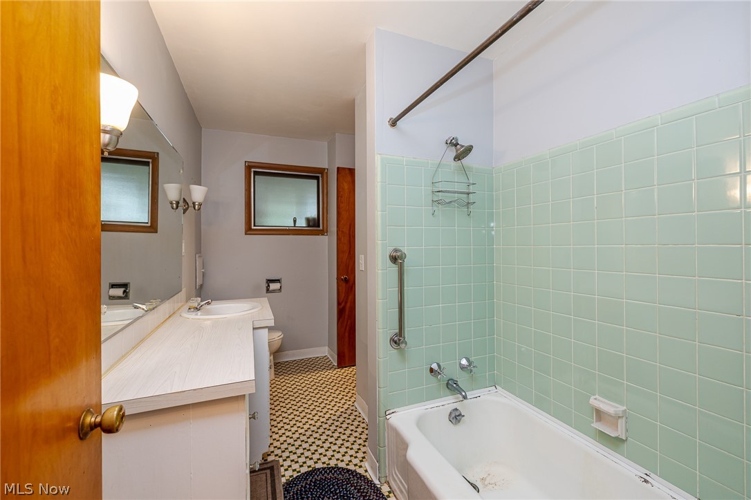 5670 Cherokee Road Cleveland, OH 44124 - Photo 12 of 37