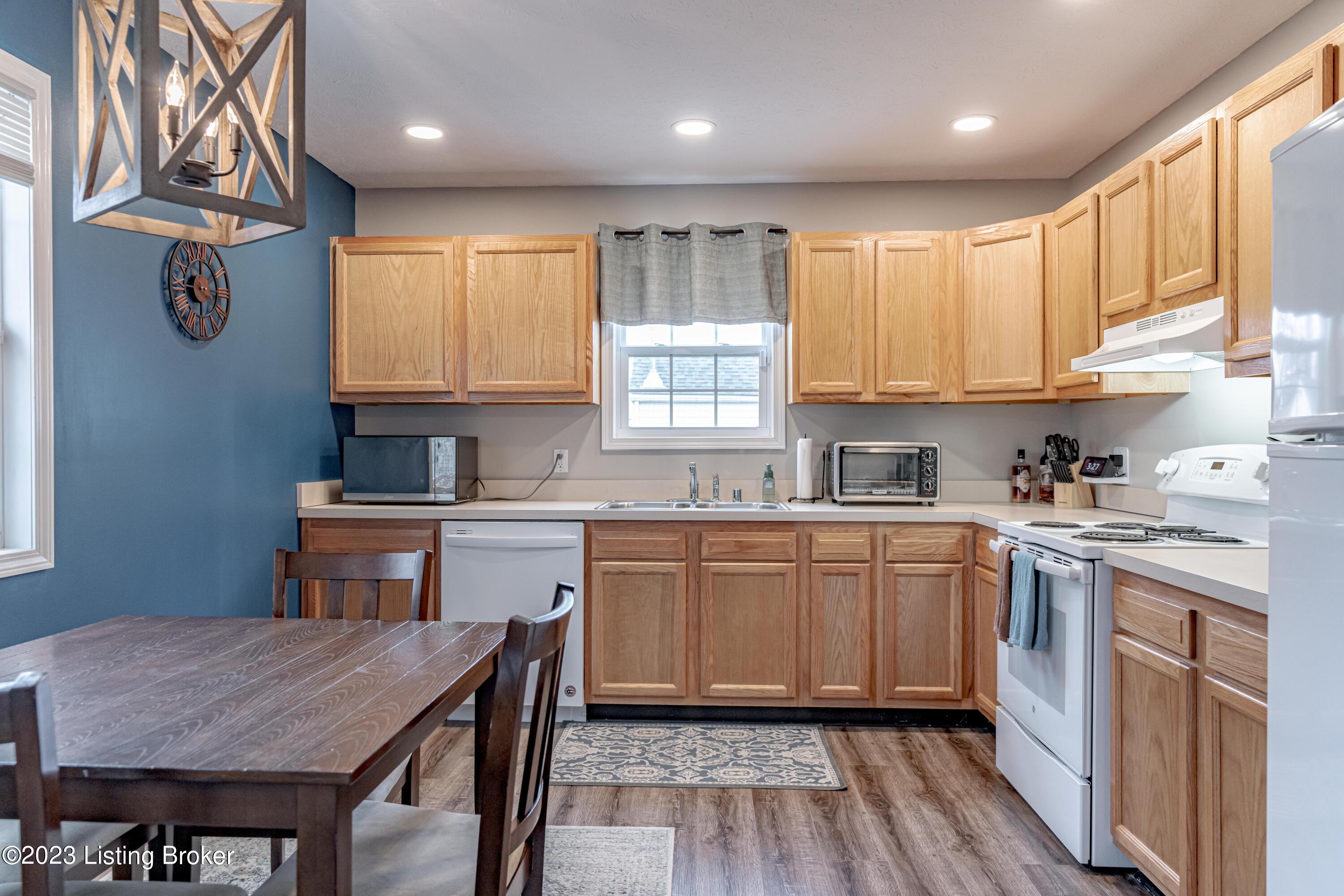 1025 Reeves Road Louisville, KY 40219 - Photo 16 of 41 DSC07613
