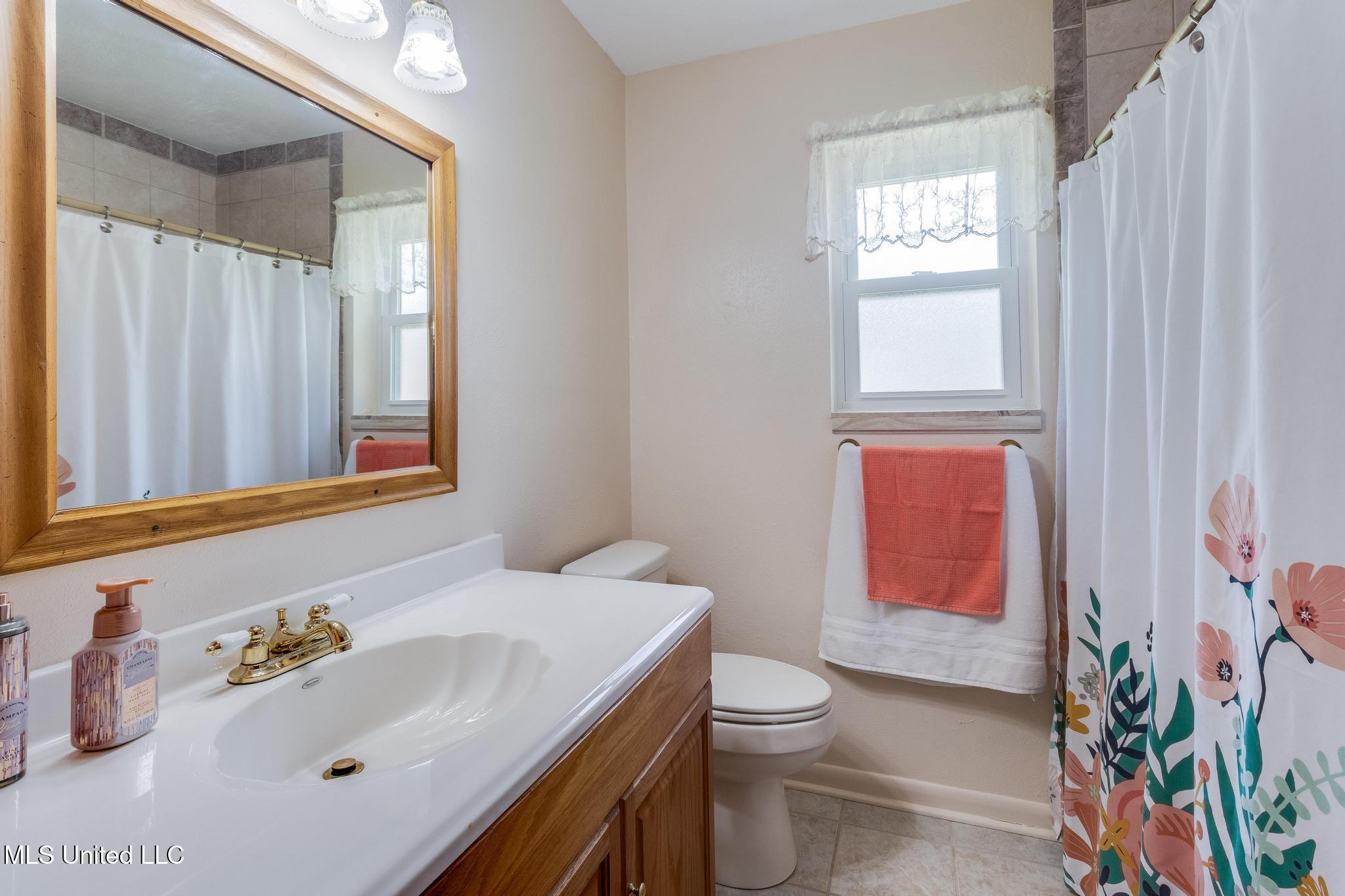 4513 Gibson Road Ocean Springs, MS 39564 - Photo 16 of 30 2nd Bathroom