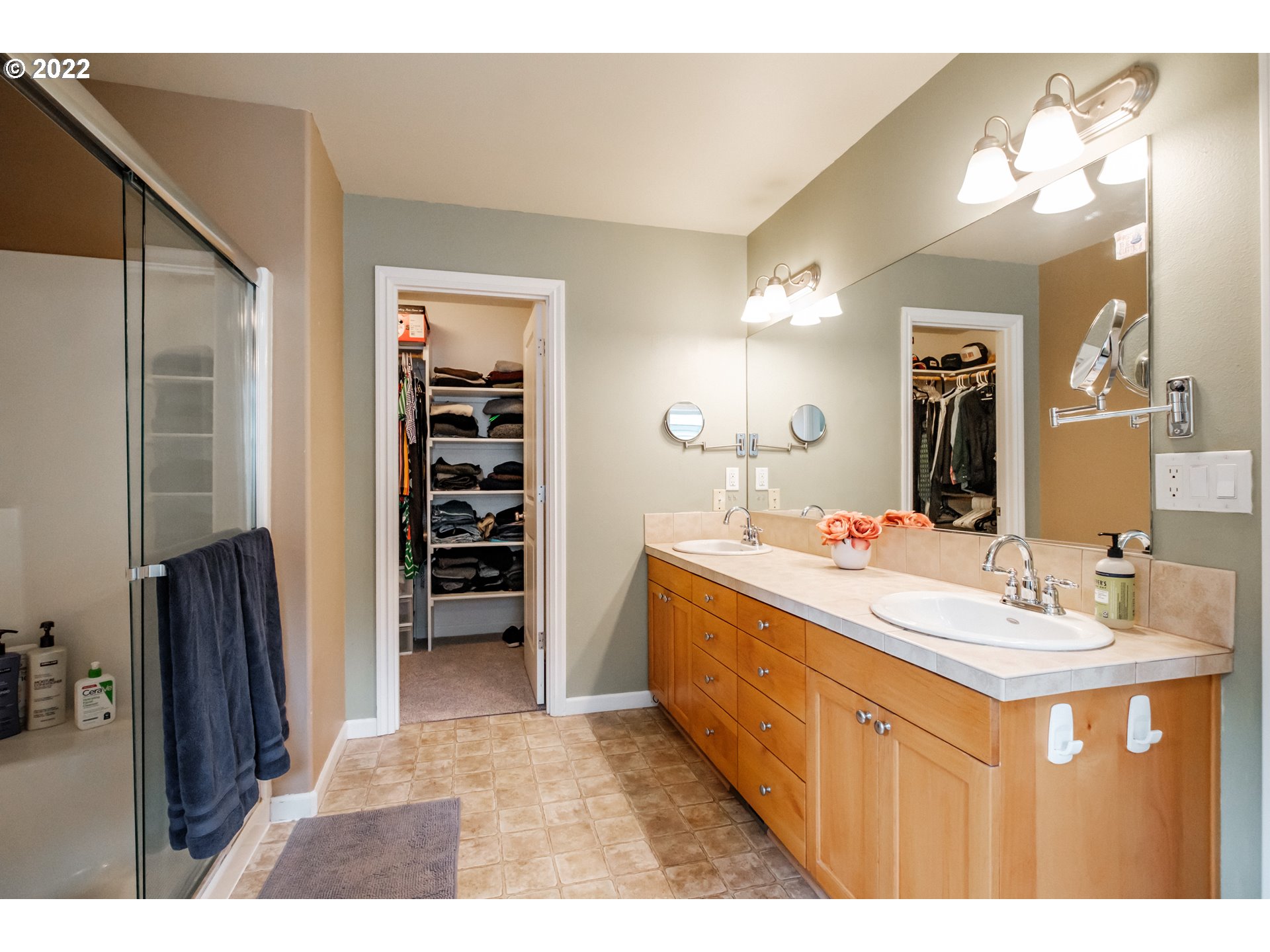 3778 10th Street Hubbard, OR 97032 - Photo 19 of 32 a bathroom with a sink a mirror and a bathtub